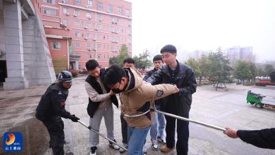 以练验防 以练促防——县职教中心开展应急防暴实战演练 