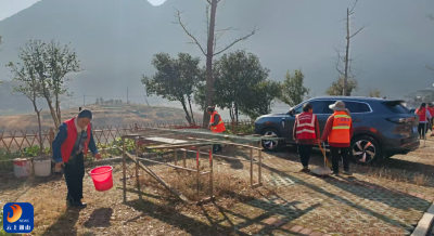 慈口乡大竹村：学雷锋迎“三八” 清扫家园靠大家