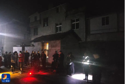三小时！通山警民联手深夜从废弃窖中救出走失者