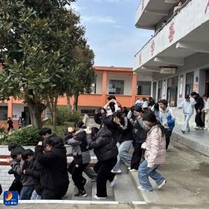筑牢校园安全防线——黄沙铺镇梅田中学开展防震消防应急演练 