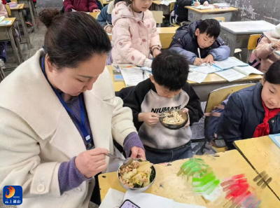 南林桥镇：人大代表在行动 校园陪餐护成长 