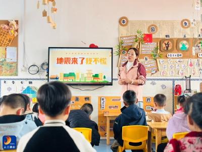 安全“童”行 防“震”未然——洪港镇中心幼儿园开展防震应急演练活动 