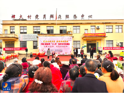 巾帼绽芳华 急救暖人心——县红十字会赴烽火村开展三八妇女节主题活动