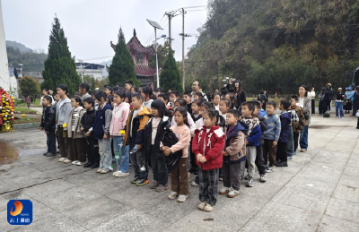 南林桥镇石门小学全校师生徒步楚王山烈士纪念碑扫墓