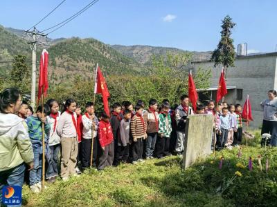 厦铺镇：清明祭扫寄哀思 红色基因植童心