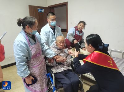 通山县政数局：把贴心服务送进医养中心