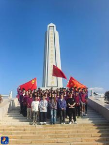 燕厦中学九年级师生赴龙港烈士陵园开展祭扫活动