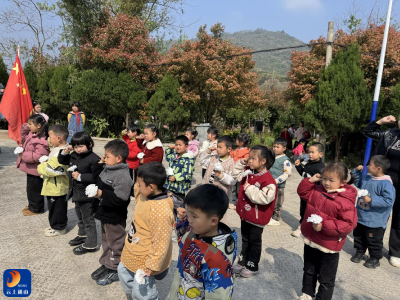 缅怀先烈寄哀思 红色基因润童心  ——慈口乡中心幼儿园清明节扫墓主题活动