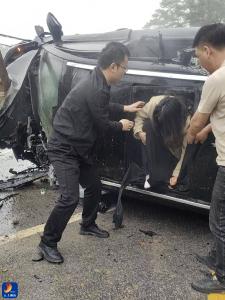 车辆侧翻冒烟！通山小伙徒手撕开天窗内饰救人