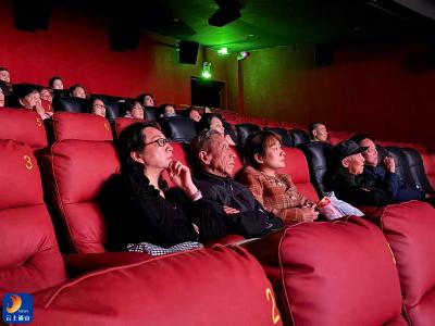 岗位退休，党性永不褪色——通山县组织离退休干部集体观看红色电影《南京照相馆》