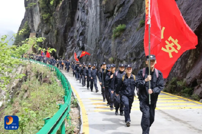 一堂19公里的“徒步思政课” 通山公安以脚步绘就青春“平安答卷” 