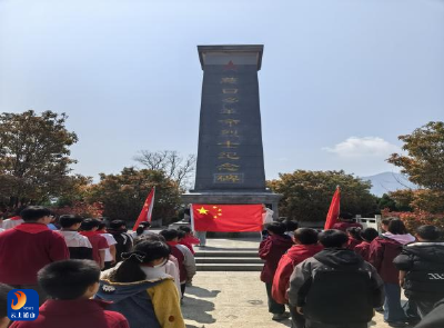 传承红色基因 赓续精神血脉——慈口小学开展清明祭扫革命烈士纪念碑活动