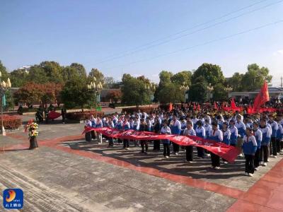 县迎宾路中学开展烈士陵园徒步祭扫德育活动