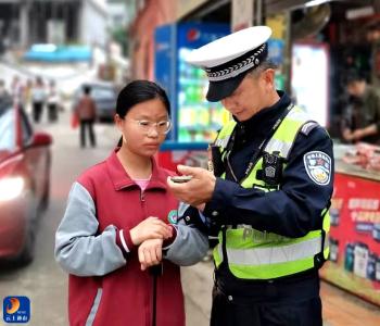 3300颗童心，一部“共享手机”  ——湖北通山公安交管辅警老范护校安园的暖心故事