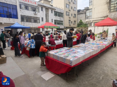 邮政搭台飘书香 九宫山镇“全民阅读活动周”启动