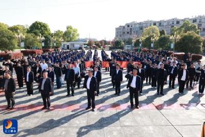 先烈表敬意 传承精神担使命 ——县职教中心组织开展清明祭扫主题活动