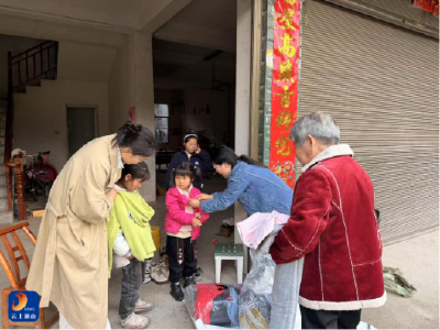 一条粉丝私信，牵出一场“爱心接力”——洪港镇妇联携手咸宁电信为留守儿童送去暖心衣物