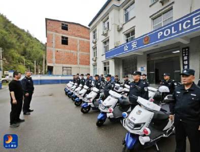 爱心捐赠暖警心 筑牢基层平安盾——厦铺镇向派出所捐赠辅警专用电动车