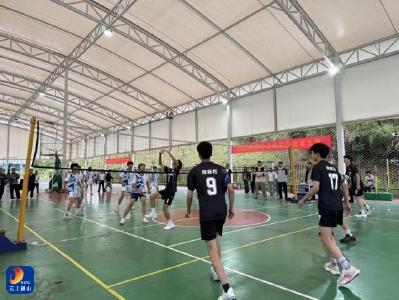 排球赛场 风采飞扬——县职教中心包揽全县中学生排球赛高中组男、女冠军