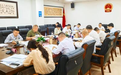 王功辉主持召开县政府党组理论学习中心组学习、县政府党组会暨县政府周工作例会