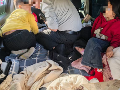 汽车行驶中 后排座椅放倒当床睡违法吗？专家解答