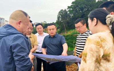 王功辉在调研督导滨河苑“民生路”“小游园”项目时强调：攻坚克难 强力推进 真正将民生实事办到群众心坎上