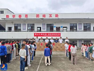 一线协商解民忧 爱心送凉暖校园 ——洪港镇政协委员为车田小学捐赠电风扇 