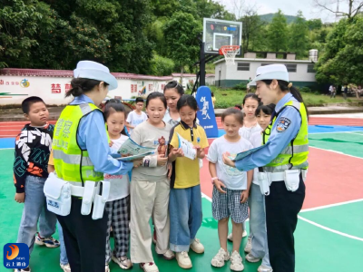 沉浸式安全宣讲，通山交警为农村学子撑起雨天“平安伞”