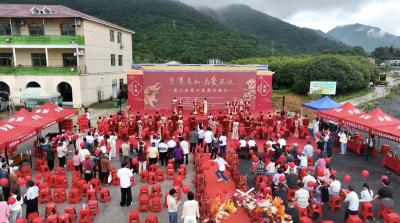 湖北通山：枇杷满山作证 520集体婚礼引领新风尚