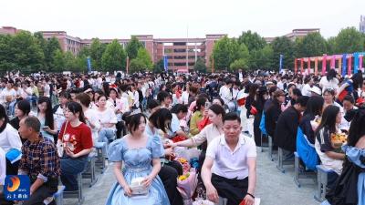 稳步成长向阳而生 十八而立逐梦前行——县职教中心隆重举行高三成人礼活动