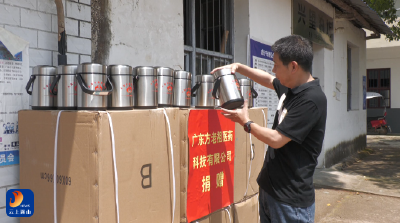 【民声里的幸福答卷】V视丨从“云端”油菜花到灶台热汤：一场跨越千里的“同频”守望