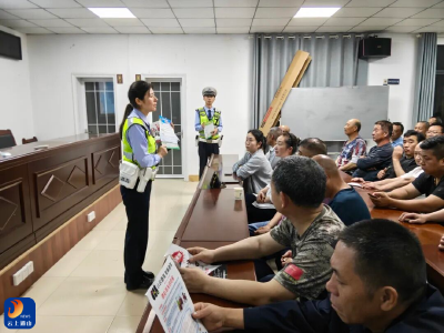 “七进”宣传 | 荧光“绿”守护环卫“橙” 通山交警为环卫工人送上“交通安全课”