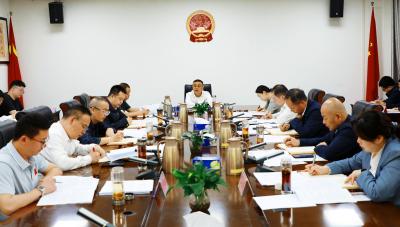 王功辉主持召开县政府常务会议