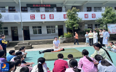 防溺于心 演练于行 ——石印小学开展防溺水安全应急演练暨屋场会宣讲活动