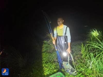 通山县农业综合执法队成功抓获一起非法电鱼行为