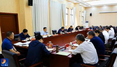 县委理论学习中心组举行专题学习会