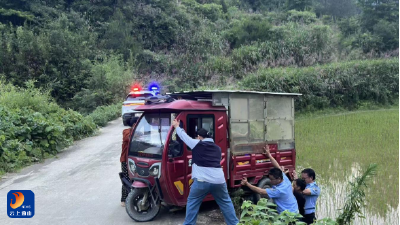 杨芳林乡：夜巡路上遇陷车  警民协力推车忙