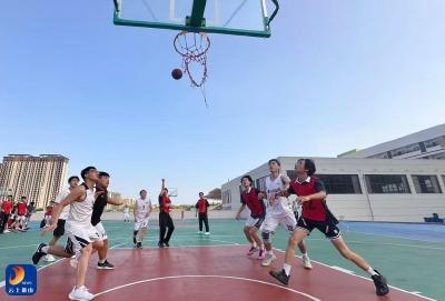 中考减压战赛场 青春对决显温情——迎宾路中学师生篮球赛学生队61:49力克教师队
