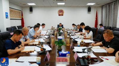 王功辉主持召开县政府党组理论学习中心组学习暨党组会议