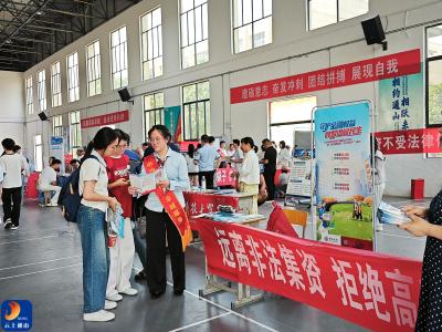 县打非办联合多部门进校园，为高三学子讲授“金融安全第一课”