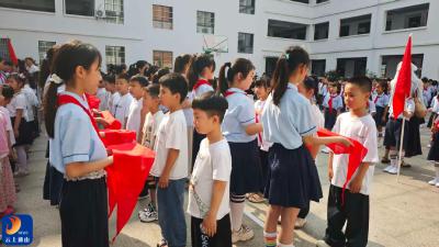 通羊一小举行“高举队旗跟党走 做新时代好少年”入队仪式
