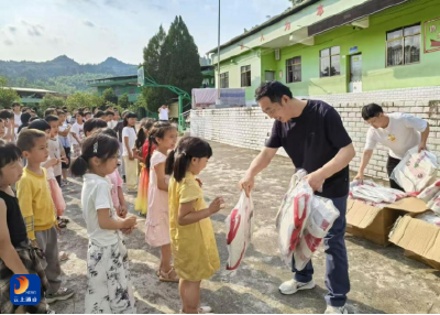 武汉民政职业学院：5年深耕，409个书包送进通山9所山村小学