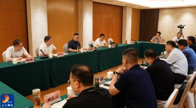 王功辉调研九宫山景区管理工作并召开座谈会