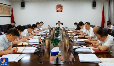 王功辉主持召开县政府常务会议