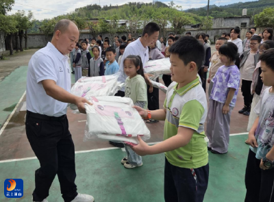 九宫山镇南成村开展校园爱心捐赠活动