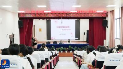 县迎宾路小学开展六年级女生青春期教育专题讲座