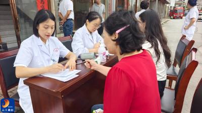 点亮微光 圆梦童心——通山县人民医院开展留守儿童义诊暨微心愿圆梦活动
