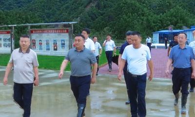 王功辉督导检查防汛工作