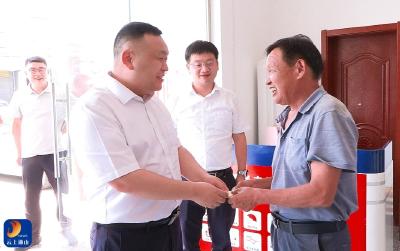 王功辉赴九宫山镇走访慰问困难党员
