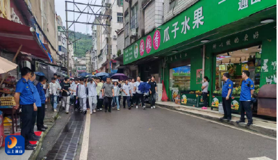 通山城管履职担当：风雨坚守护航中考